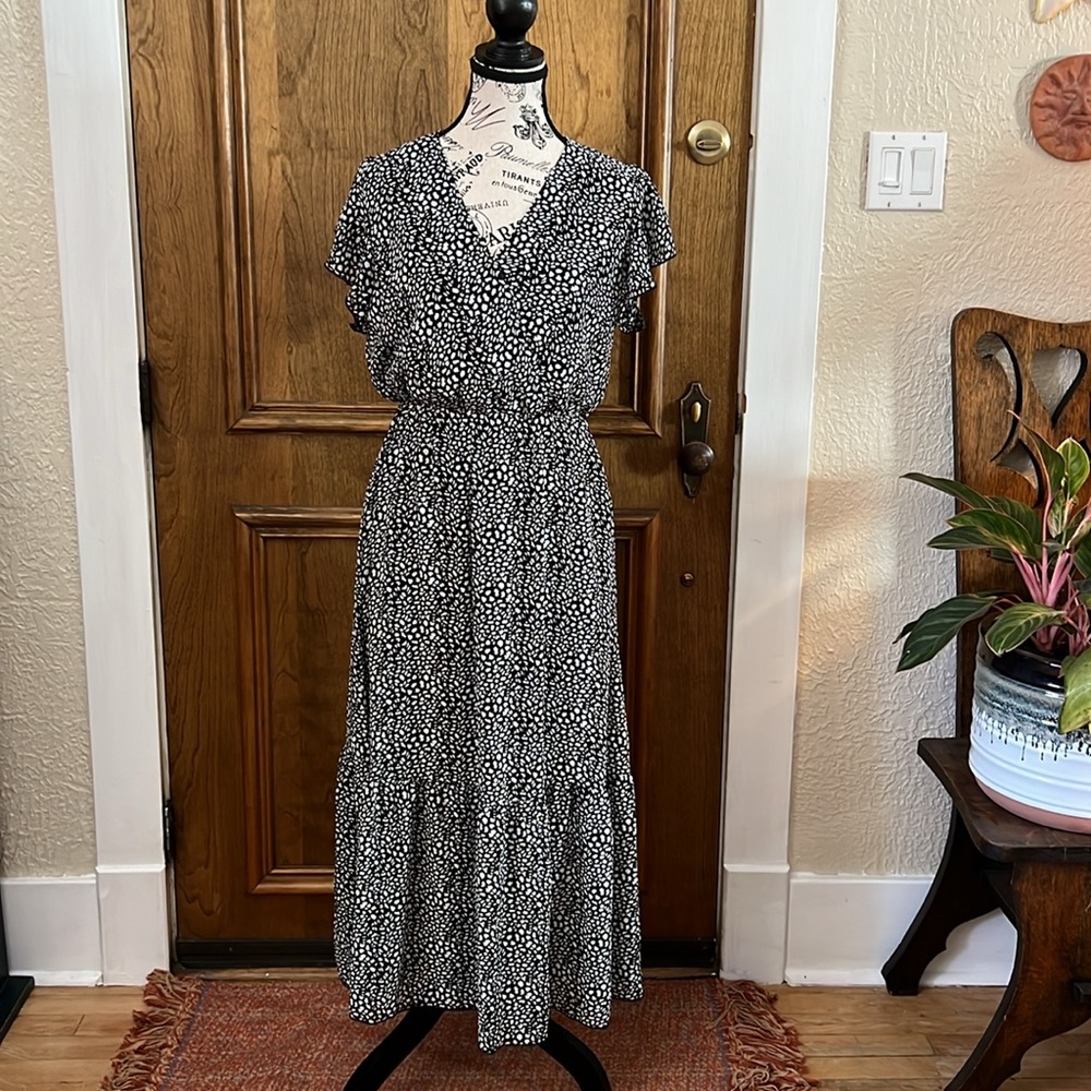 Fun and flirty dress by Fashion. Ladies size s